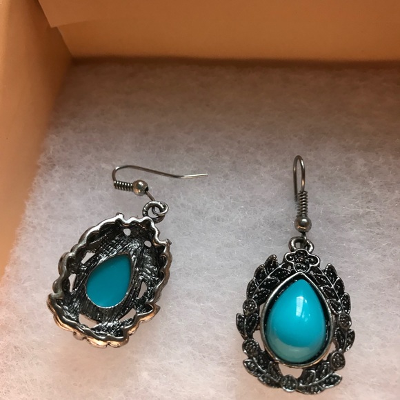 Beautiful sterling silver earrings with turquoise stone. - Picture 3 of 3